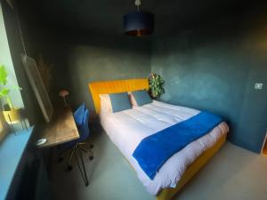 Top floor flat with balcony in trendy East London