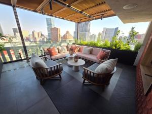 Private terrace overlooking the Monument to the Revolution