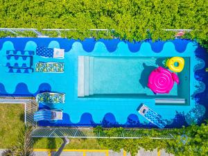 Free Parking - Bay View - Pool -Step To Beach