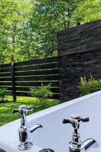 Luxury Shepherd Hut w Outdoor Bath at Powis Estate