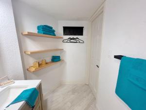 Renovated Beach Front Studio - Hawaiian Inn Resort