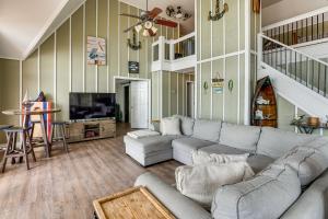 Dock & Fire Pit: Stunning Lake Sinclair Home!