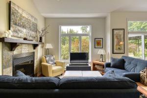 NEW! Cozy Condo on Golf w Fire Pit & Scenic Views