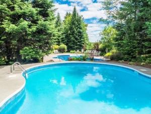 NEW! Cozy Condo on Golf w Fire Pit & Scenic Views