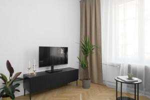 oompH Warsaw Central Stylish Vintage Apartment