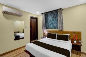 Townhouse Z Square Mall Formerly The Mall Road Inn