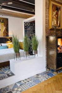 Cozy Design Loft Old Town Balcony Walk to Beach