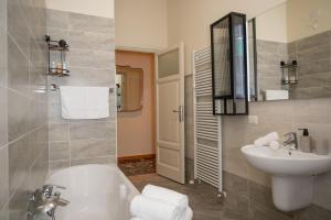 160mq 3BR-2BA at 10m from Old Town by Kinguests