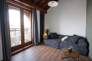 Central Apt , Balcony , Walk to Bars and Shops