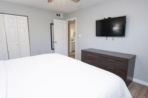Frenchmen 2BR w Pool, Hot Tub & Free Parking