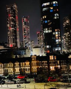 Riverside 2bed 2bath apartment near Canary Wharf