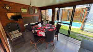 Casa con piscina climatizada cubierta, un refugio de paz tanto en invierno como en verano, a metros del mar y las sierras en Bella Vista-Piriápolis