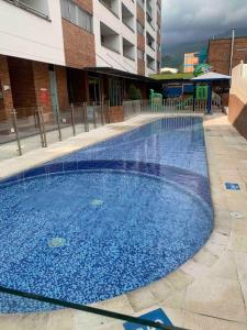 Comodo Apto 2Hab con Piscina, Gym y Balcón