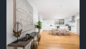 Cosy Modern 3 Bedroom 2 Bathroom Home Near The Canberra Hospital