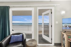 Oceanfront Family Suite - Full Kitchen - Beautiful Views and Pool & Hot Tub Access