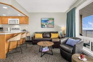 Oceanfront Family Suite - Full Kitchen - Beautiful Views and Pool & Hot Tub Access