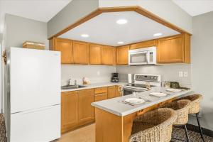 Oceanfront Family Suite - Full Kitchen - Beautiful Views and Pool & Hot Tub Access