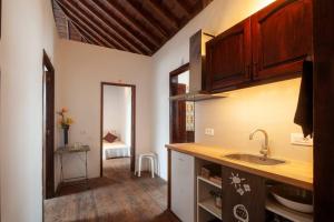 Im Altstadtzentrum von Santa Cruz, 3 min zum Badestrand "Casa Las Enanas"