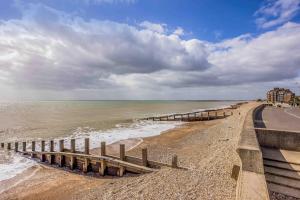 Tasteful, Seafront Family Flat - Pass the Keys