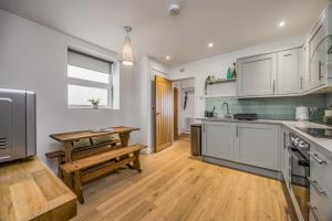 Tasteful, Seafront Family Flat - Pass the Keys