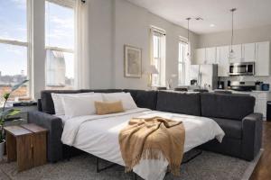 Flexhome Penthouse with Private Rooftop and Skyline Views