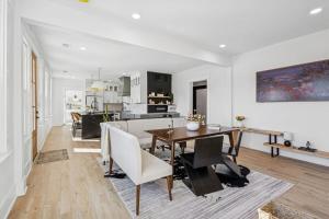 Wright Street Royale- NEW Downtown with Pool!