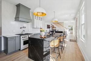 Wright Street Royale- NEW Downtown with Pool!