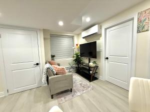 Modern 2BR Suite Private Entrance Parking New