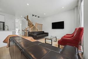 Modern Spacious 3BR Home with Free Parking and Wi-Fi