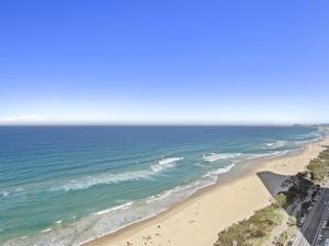Timeless 3BR Oceanview stay in Surfers Free parking