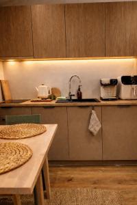 W Cenie Na Wyłączność Prywatna Sauna i Jacuzzi Rowery Grill Stan Spokoju Tu i Teraz Wdech i Wydech