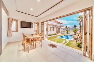 Villa Lushara Tropical 2BR Pool Villa Walk to Berawa Canggu Cafés Beach Clubs