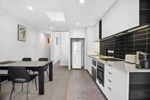 1BR Docklands with Walk to Marvel Stadium & Balcony