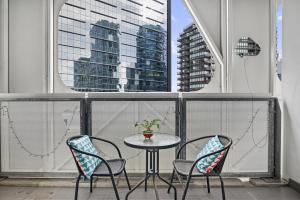 1BR Docklands with Walk to Marvel Stadium & Balcony