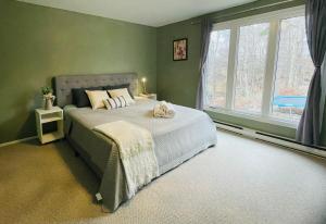 5BR Summer Home - Garden & Distant Ocean View