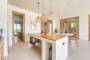 3BR Tropical Retreat with Pool