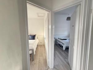 38LYW Room 3 - Modern Dbl Room Stratford, London