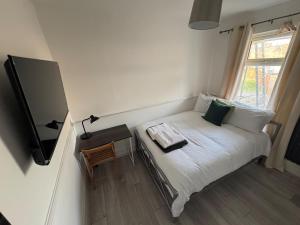 38LYW Room 3 - Modern Dbl Room Stratford, London