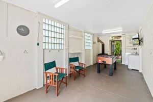 Retro Retreat - Family Holiday Home away from Home
