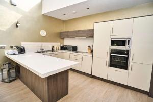 1 The Kings within the City Walls