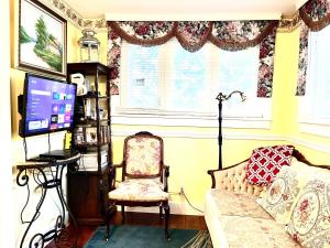 Barker House Suite 1,In the Heart of Old-Town