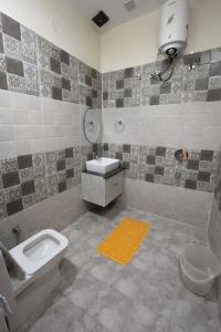 Hotel Woodlark Heights Zirakpur Chandigarh !! Easy Airport Access ! Budget Friendly