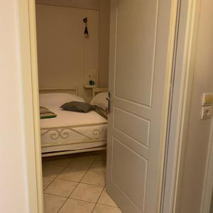 Marias 2 Studios Apartments Flats to Let -heart city ,50m harbor Chantzara
