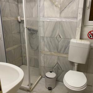 Marias 2 Studios Apartments Flats to Let -heart city ,50m harbor Chantzara
