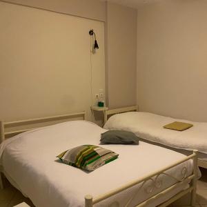 Marias 2 Studios Apartments Flats to Let -heart city ,50m harbor Chantzara