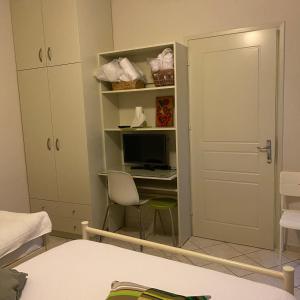 Marias 2 Studios Apartments Flats to Let -heart city ,50m harbor Chantzara