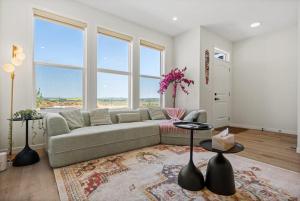 4 Bedroom Detached Home with Free Parking, Netflix, King Size Bed & Portable AC