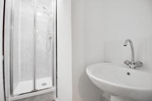 Studio flat next to train station