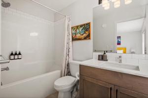 4 Bedroom Detached Home with Free Parking, Netflix, King Size Bed & Portable AC