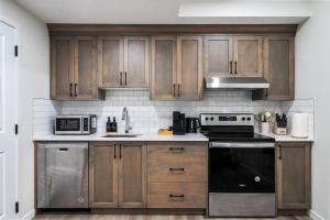 4 Bedroom Detached Home with Free Parking, Netflix, King Size Bed & Portable AC